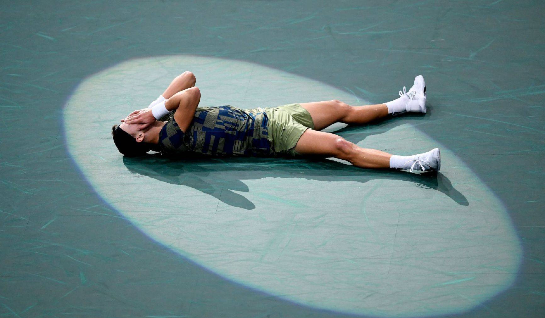 仅从他挺身 仅从他挺身